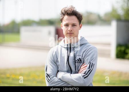 21 avril 2020, Bavaria, Kirchheim Bei München: Luca Beckenbauer, joueur de football de SV Heimstetten, regarde dans la caméra devant le terrain d'entraînement du club. Le quatrième joueur de la ligue de 19 ans est le petit-fils de la légende du football Franz Beckenbauer. Photo : Matthias Balk/dpa Banque D'Images