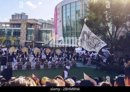 Busan, Corée du Sud, 13 septembre 2019: Apparition de whos porteurs de drapeau accompagnés de batteurs Banque D'Images