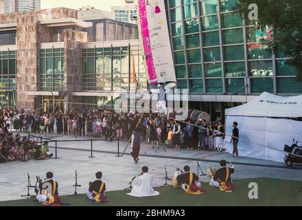 Busan, Corée du Sud, 13 septembre 2019 : spectacle de ropewalker et de musiciens coréens Banque D'Images