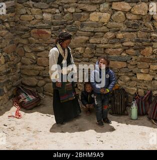Pèlerins à DZA Rongphu, un ermitage où Guru Rimpoche a joué le rôle de médiateur à la base de l'Everest Banque D'Images