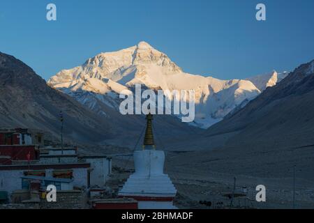 Mont Everest et stupa au monastère de Rongbuk, Tibet Banque D'Images