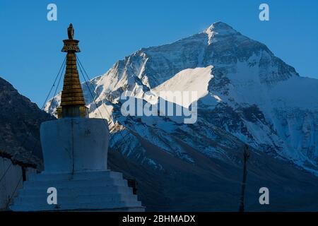 Mont Everest et stupa au monastère de Rongbuk, Tibet Banque D'Images