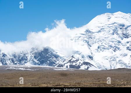 Les prairies montagnardes du camp de base de Shishapagma, Tibet Banque D'Images