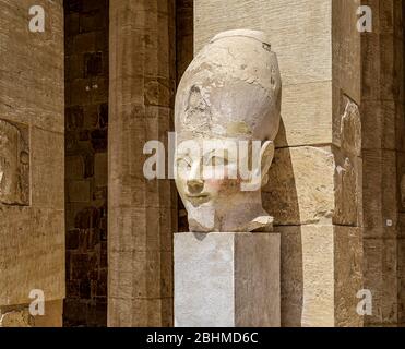 De l'aile nord du portique inférieur du temple d'Hatshepsut, une tête colossale Osiride portant la double couronne Banque D'Images