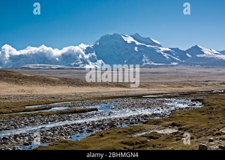 Les prairies montagnardes du camp de base de Shishapagma, Tibet Banque D'Images