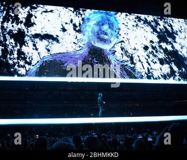 28 mai : Bono de l'UE 2 se produit avec son propre avatar numérique à l'Infinite Energy Arena de Duluth, Géorgie, le 28 mai 2018. CRÉDIT: Chris McKay / MediaPunch Banque D'Images