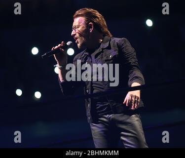 28 mai : Bono de l'UE 2 se produit à l'Infinite Energy Arena de Duluth, Géorgie, le 28 mai 2018. CRÉDIT: Chris McKay / MediaPunch Banque D'Images