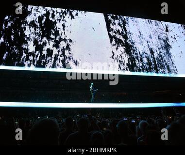 28 mai : Bono de l'UE 2 se produit à l'Infinite Energy Arena de Duluth, Géorgie, le 28 mai 2018. CRÉDIT: Chris McKay / MediaPunch Banque D'Images