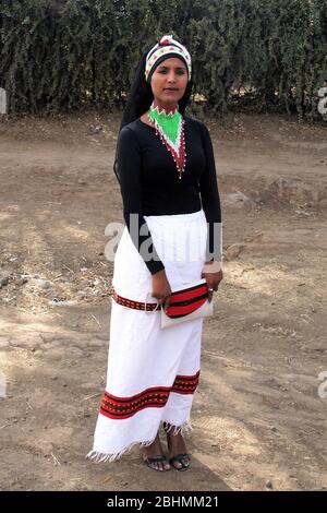 Portrait intégral d'une jeune femme Borana en vêtements traditionnels Banque D'Images