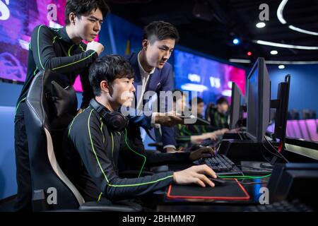 Jeune homme chinois entraîneur joueur jouant esports Banque D'Images