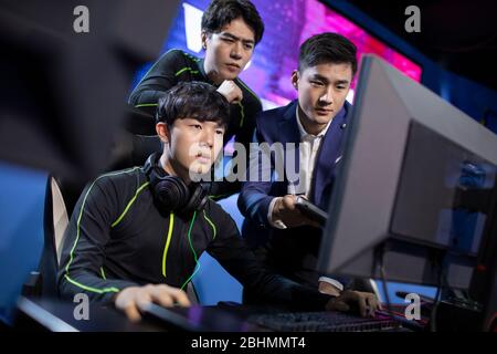 Jeune homme chinois entraîneur joueur jouant esports Banque D'Images