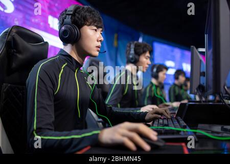 Jeunes Chinois jouant à esports Banque D'Images