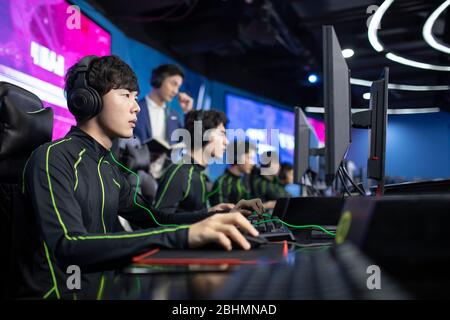 Jeunes Chinois jouant à esports Banque D'Images