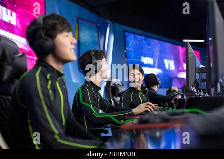 Jeunes Chinois jouant à esports Banque D'Images