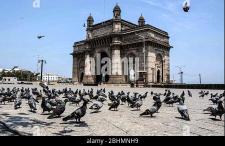 Mumbai. 26 avril 2020. La photo prise le 26 avril 2020 montre la porte de l'Inde pendant un verrouillage national en raison de la propagation de COVID-19, à Mumbai, en Inde. Crédit: Str/Xinhua/Alay Live News Banque D'Images