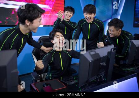 Jeunes Chinois jouant à esports Banque D'Images