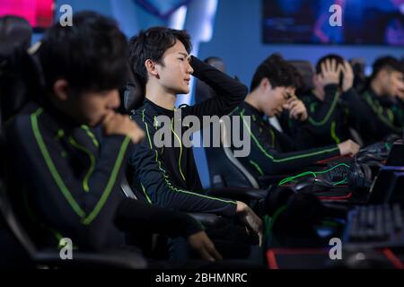 Jeunes Chinois jouant à esports Banque D'Images