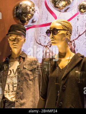 Des mannequins agrémentent une vitrine dans une boutique haut de gamme de Vienne, en Autriche. Banque D'Images