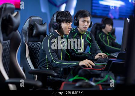 Jeunes Chinois jouant à esports Banque D'Images