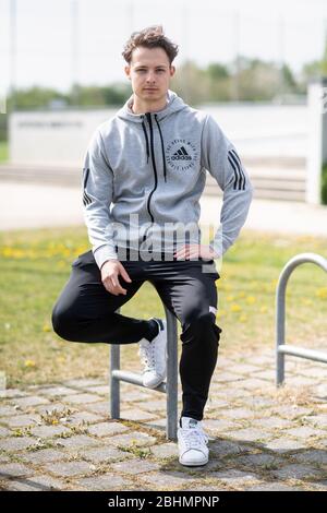 21 avril 2020, Bavaria, Kirchheim Bei München: Luca Beckenbauer, joueur de football de SV Heimstetten, regarde dans la caméra devant le terrain d'entraînement du club. Le quatrième joueur de la ligue de 19 ans est le petit-fils de la légende du football Franz Beckenbauer. Photo : Matthias Balk/dpa Banque D'Images