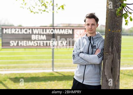 21 avril 2020, Bavaria, Kirchheim Bei München: Luca Beckenbauer, joueur de football de SV Heimstetten, regarde dans la caméra devant le terrain d'entraînement du club. Le quatrième joueur de la ligue de 19 ans est le petit-fils de la légende du football Franz Beckenbauer. Photo : Matthias Balk/dpa Banque D'Images