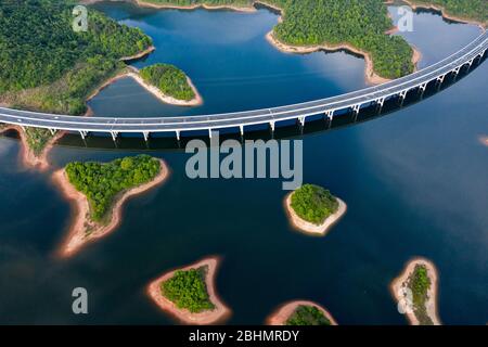 Pékin, Chine. 25 avril 2020. La photo aérienne prise le 25 avril 2020 montre une vue sur le lac Xihai à Loushan, dans la province du Jiangxi en Chine orientale. Crédit: Fu Jianbin/Xinhua/Alay Live News Banque D'Images