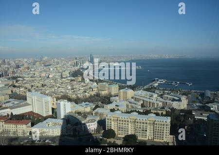 Aperçu de la ville de Bakou sur la mer Caspienne, Azerbaïdjan, extraite des Flame Towers. Banque D'Images