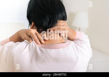 douleur de cou et d'épaule de la vieille femme, problème de santé de concept senior Banque D'Images