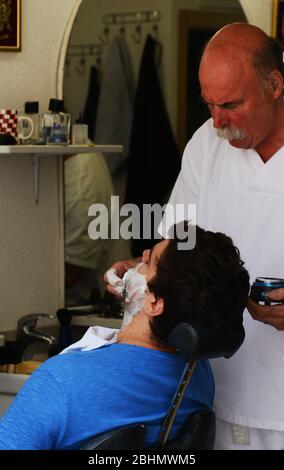 Un homme croate qui se rasez dans un salon de coiffure local à Dubrovnik, en Croatie. Banque D'Images