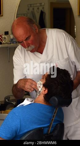 Un homme croate qui se rasez dans un salon de coiffure local à Dubrovnik, en Croatie. Banque D'Images