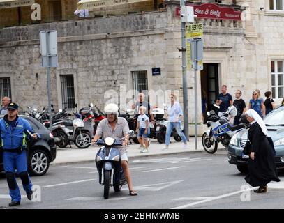 Les rues animées de Dubrovnik, Croatie. Banque D'Images