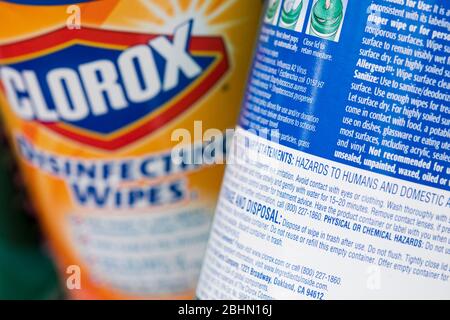 Un regroupement de produits désinfectants Clorox avec un avertissement indiquant qu'ils sont des « dangers pour l'homme » disposés pour une photographie. Banque D'Images