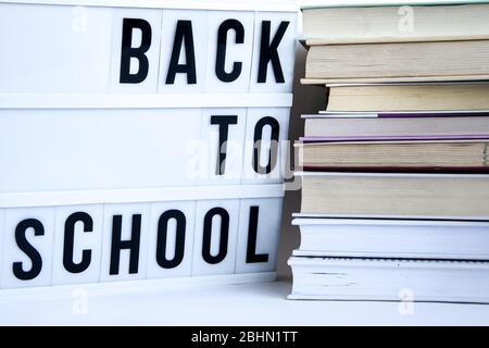 Visionneuse avec TEXTE ET livres DE RETOUR À L'ÉCOLE sur fond blanc Banque D'Images