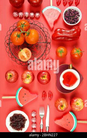 Les aliments rouges, y compris les pommes, les tomates, les canneberges, le pastèque et le thé rouge à la rose, avec de puissants antioxydants sains, le lycopène, les anthocyanines, la vitamine C. Banque D'Images