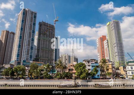 Manille, Philippines - 15 mars 2018 : paysage urbain de gratte-ciel dans le quartier des affaires de Mandaluyong, ciel bleu Banque D'Images