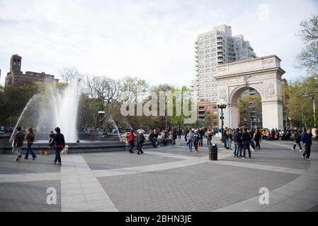 Parc de Washington Square une journée ensoleillée avec beaucoup de gens dehors Banque D'Images