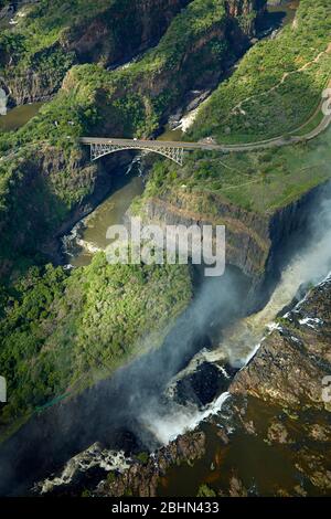 Chutes Victoria ou « osi-oa-Tunya » (la fumée que Thunders), rivière Zambèze et pont Victoria Falls, frontière Zimbabwe / Zambie, Afrique australe - are Banque D'Images