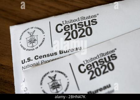 Une photographie du questionnaire du recensement de 2020 des États-Unis et d'autres documents du recensement. Banque D'Images