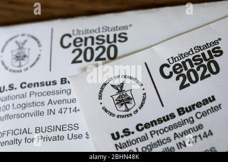 Une photographie du questionnaire du recensement de 2020 des États-Unis et d'autres documents du recensement. Banque D'Images