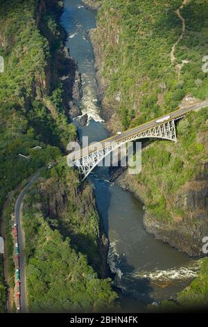 Pont historique Victoria Falls (1905), au-dessus de la rivière Zambèze, gorge de Batoka, en dessous des chutes Victoria, frontière Zimbabwe / Zambie, Afrique australe - aérien Banque D'Images