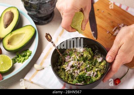 recette, saumule salsa verde, chips de salsa, sauces à la chette, sauce crémeuse à l'avocat, ingrédients de sauce, chips de tortilla Banque D'Images