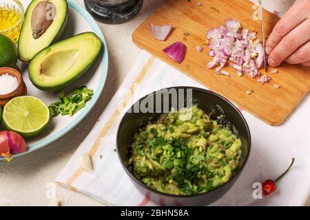 recette, saumule salsa verde, chips de salsa, sauces à la chette, sauce crémeuse à l'avocat, ingrédients de sauce, chips de tortilla Banque D'Images