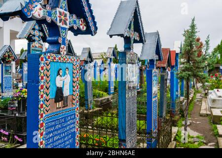 Le Cimetière Joyeux de Sapata, Maramures, Roumanie Banque D'Images