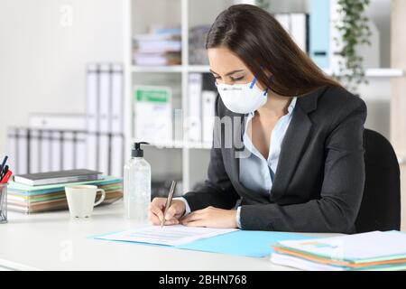 Femme de direction avec masque de protection évitant la signature de coronavirus à son bureau au bureau Banque D'Images