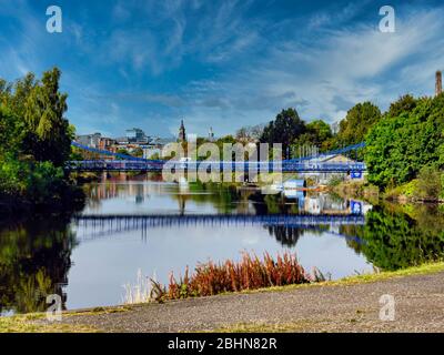 St Andrew's Suspension Bridge reliant Glasgow Green avec Adelphi Street dans le Gorbals de Glasgow en Écosse Banque D'Images