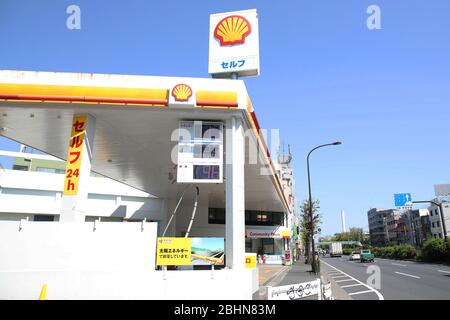 Une carte électrique affiche le prix de l'essence dans une station-service de Tokyo, Japon, le 25 avril 2020, dans l'état d'urgence en raison de la propagation du nouveau coronavirus. Crédit: AFLO/Alay Live News Banque D'Images