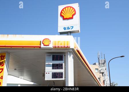 Une carte électrique affiche le prix de l'essence dans une station-service de Tokyo, Japon, le 25 avril 2020, dans l'état d'urgence en raison de la propagation du nouveau coronavirus. Crédit: AFLO/Alay Live News Banque D'Images