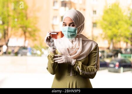 Infirmière médicale Femme musulmane portant un masque de protection et des gants - Test de sang de virus de maintien Banque D'Images