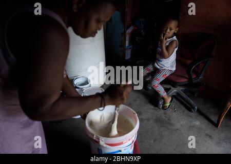 L'interdiction de l'alcool en Afrique du Sud pendant le verrouillage du coronavirus est en train de voir une hausse de la production de la bière traditionnelle connue sous le nom d'Umqombothi Banque D'Images