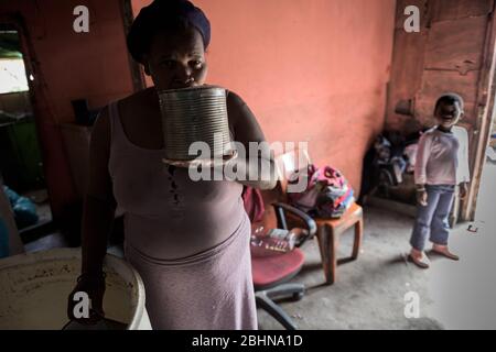 L'interdiction de l'alcool en Afrique du Sud pendant le verrouillage du coronavirus est en train de voir une hausse de la production de la bière traditionnelle connue sous le nom d'Umqombothi Banque D'Images